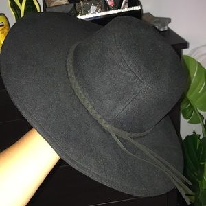 F21 Wide-brim black hat